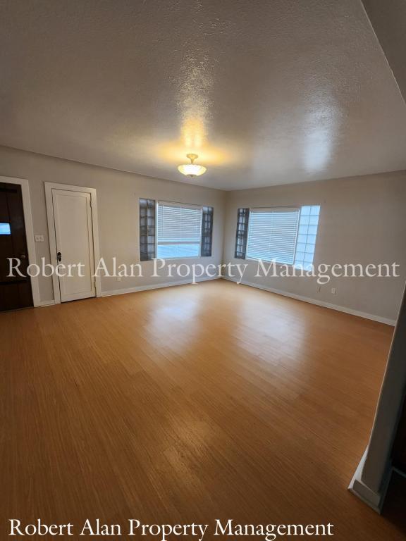 Foto del edificio - 3411 NE Riverside Ave