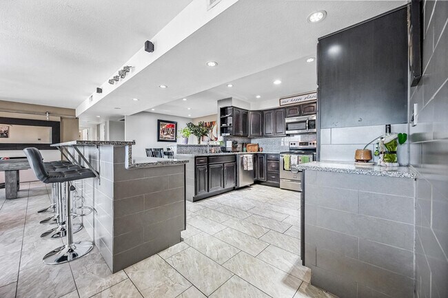 Foto del edificio - 7940 E Camelback Rd