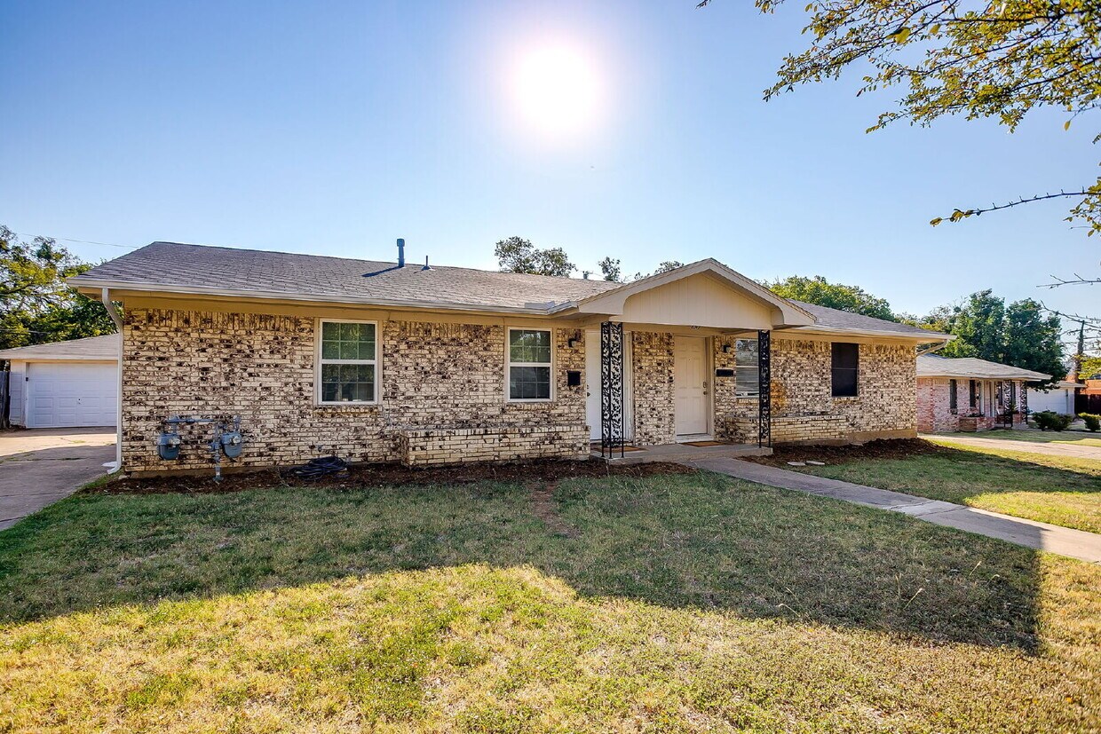 Primary Photo - Charming 2-Bedroom Duplex- Recently Updated!