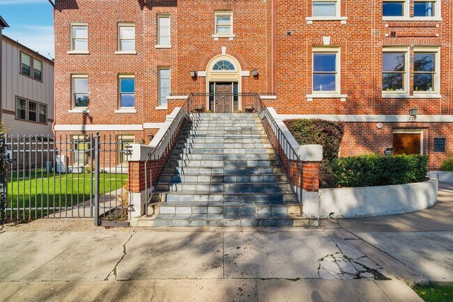 Foto del edificio - 215 W Norma St