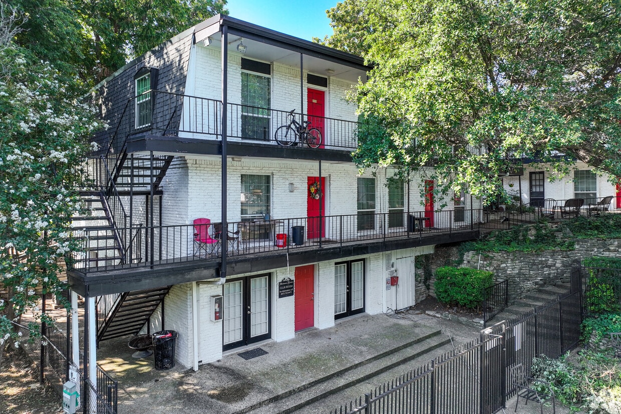 Charming garden-style apartments with mature trees in Fort Worth - Renaissance Gardens Apartments