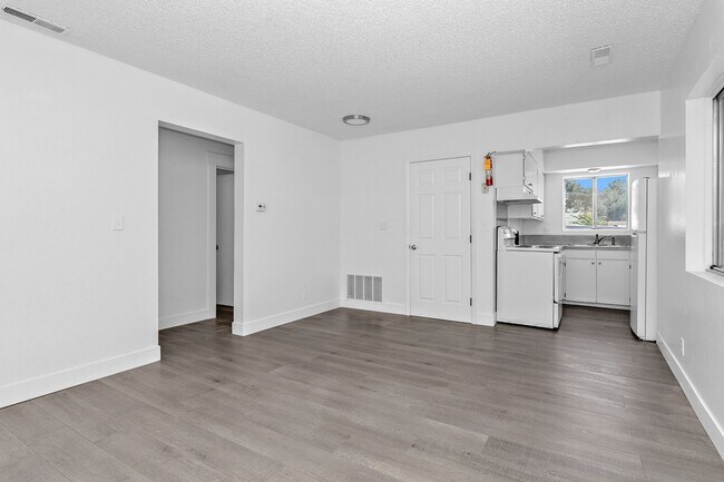 Foto del edificio - 1 bedroom 1 bathroom upstairs 4 plex unit available 05/18/2026