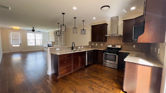 Foto del edificio - 4 bedroom 2.5 bathroom townhome located in...