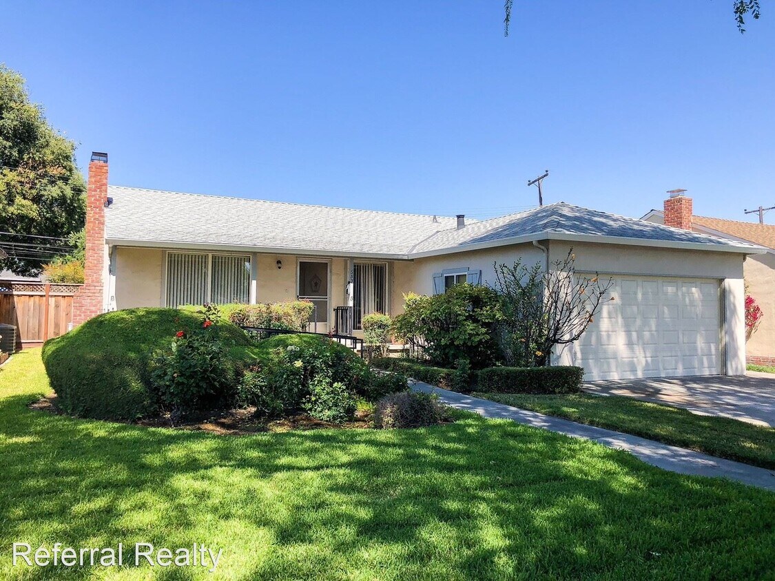 Foto principal - 3 br, 1 bath House - 653 N Baywood Avenue