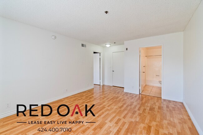 Foto del edificio - Stunning, Bright Two Bedroom with Spacious...