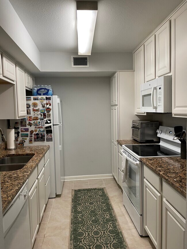 Kitchen - 1880 White Oak Dr