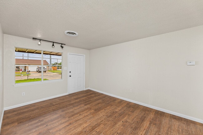 Building Photo - 4699 NW Ozmun Ave