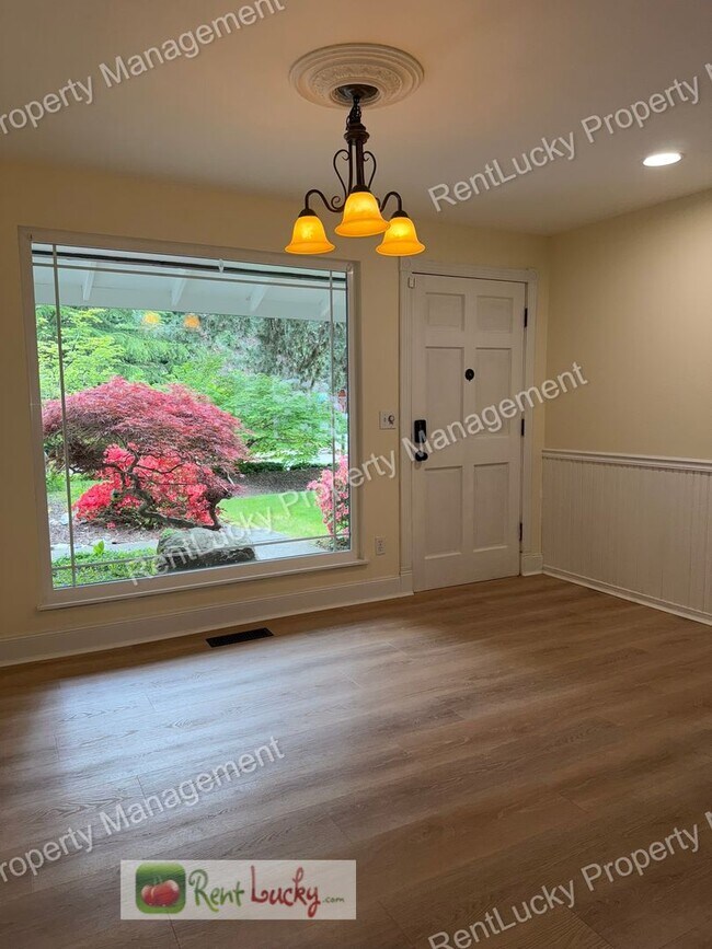 Foto del edificio - GORGEOUS 4 Bedroom Home in Federal Way! Stunning Backyard, Spacious Family Room, and EV Charger I...