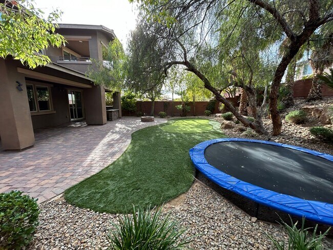 Foto del edificio - 5 bedroom, 4 bathroom home located across ...