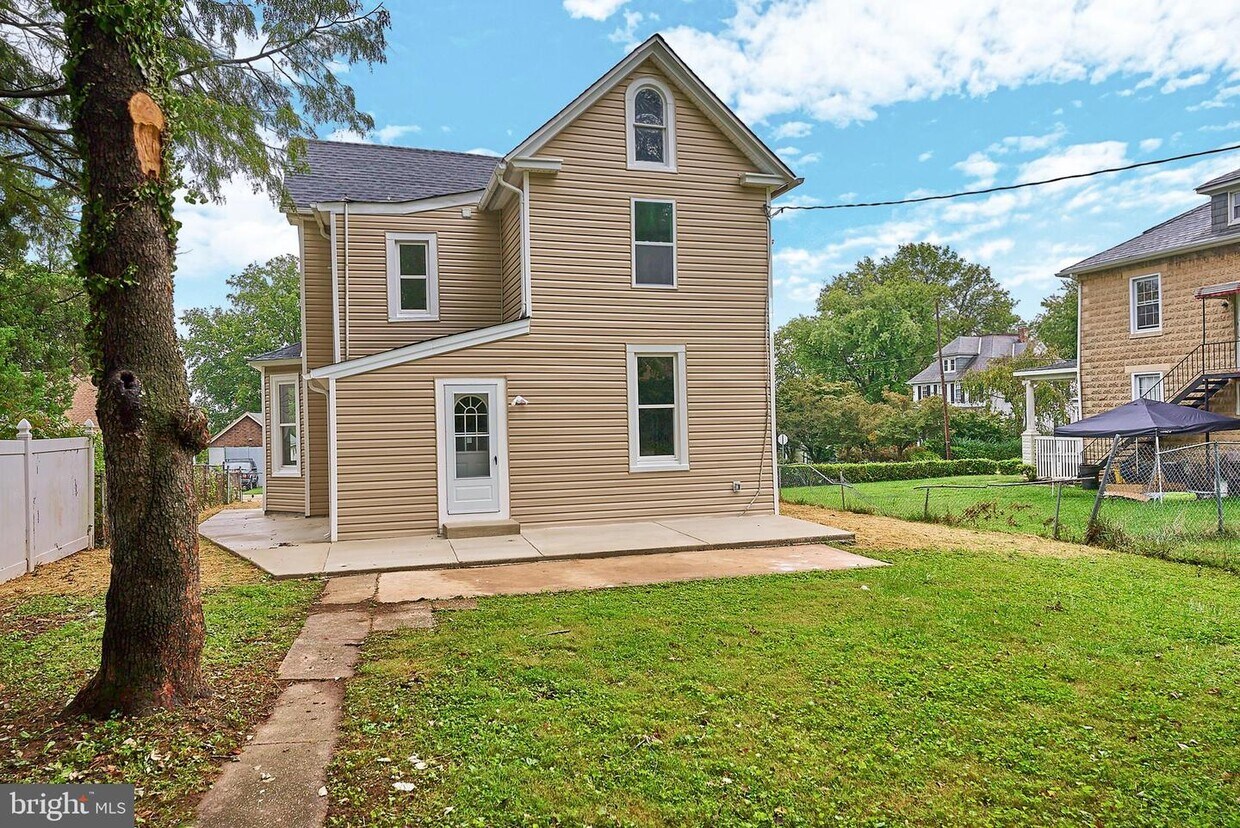 Primary Photo - 5512 Hilltop Ave