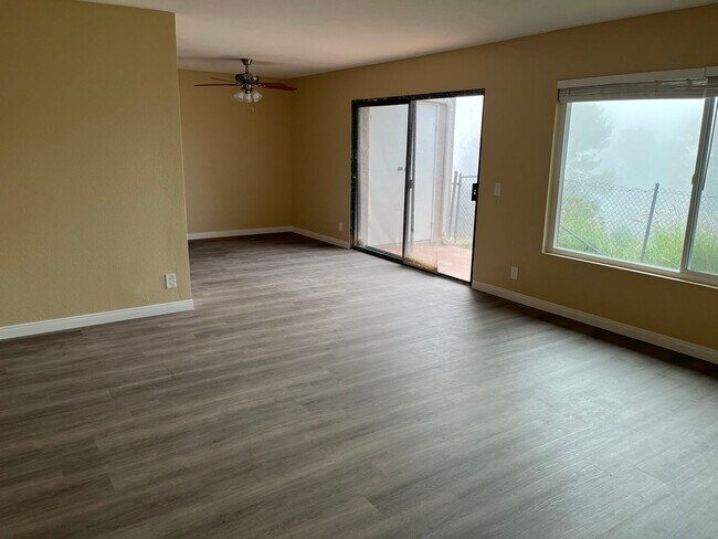 Building Photo - 3 Bed/2 Bath Single Level Condo