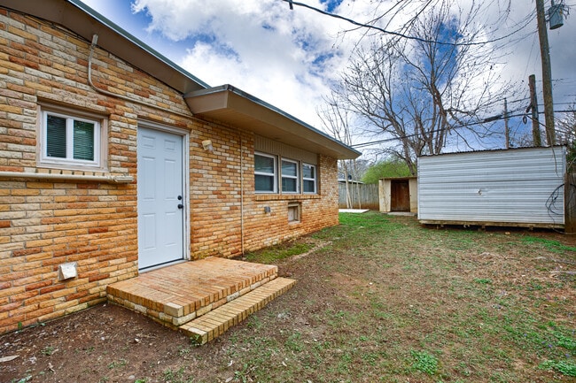 Building Photo - 2814 Holiday Dr SW