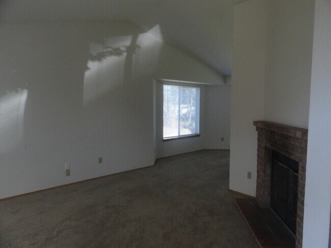 Building Photo - Spacious 3 Bedroom Tri-level Home In Lacey!!
