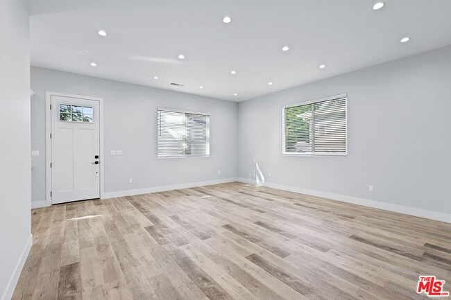 Foto del edificio - 13550 Hamlin St