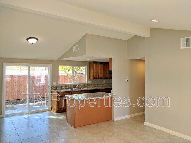 Foto del edificio - 3410 Sparrow Cir