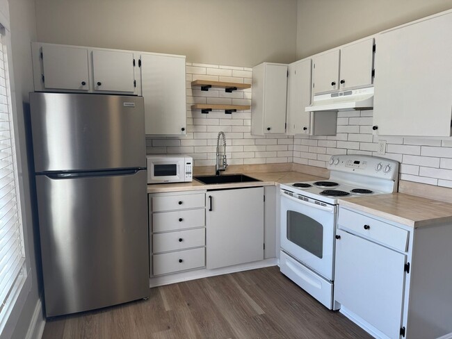 Building Photo - 1618ELL