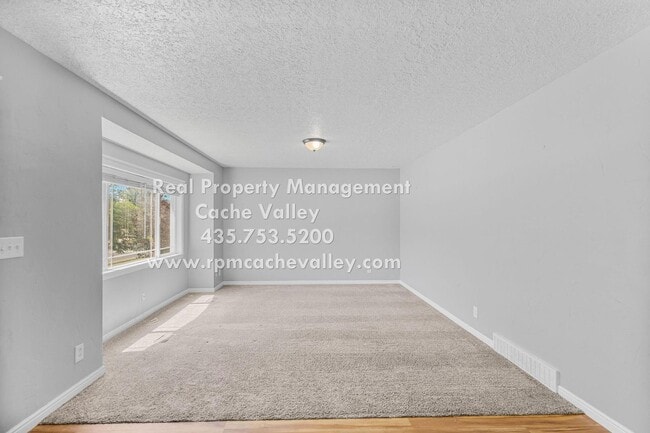 Foto del edificio - Beautiful 4-Bedroom Home Available in July!