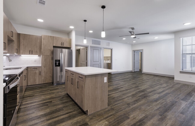 Building Photo - Local Dripping Springs