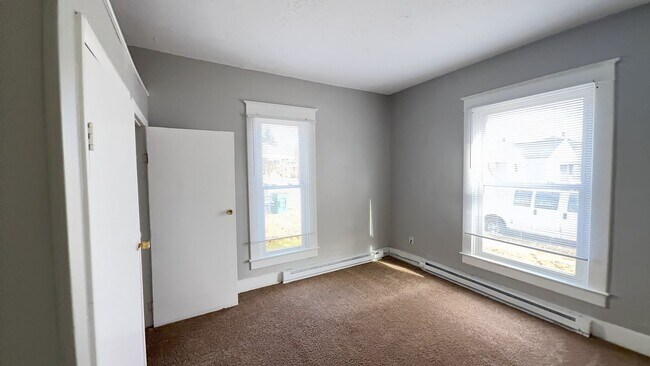 Foto del edificio - Room for Everyone! 6-Bedroom Home Near Ball State University