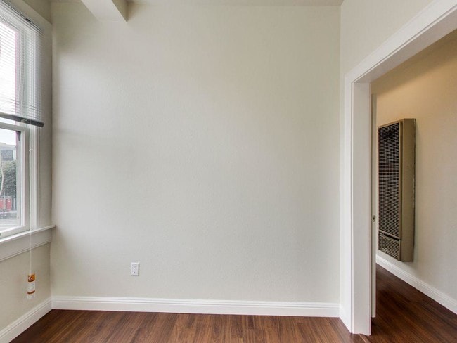 Building Photo - 135 8th St
