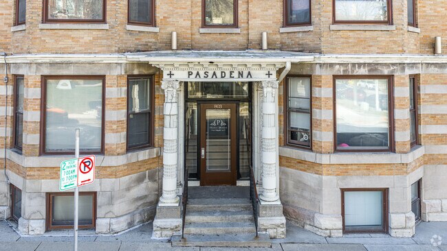Entrada - Pasadena Apartments