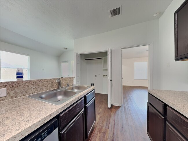 Foto del edificio - 6031 Brenwood Trails Ln