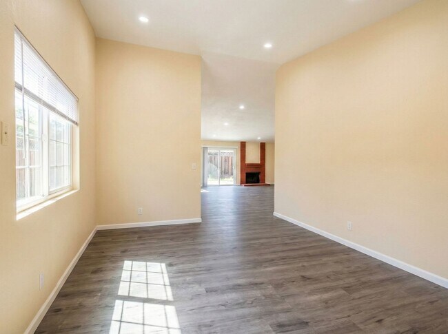 Foto del edificio - Union City 4-Bed, 2-Bath w/ 2-Car Garage & Vaulted Ceilings