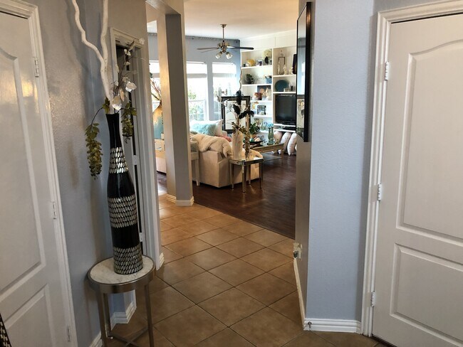 Building Photo - Beautiful Townhouse in Irving