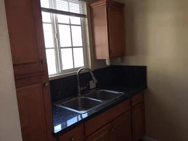 Foto del edificio - 3674-3680 Voltaire St.