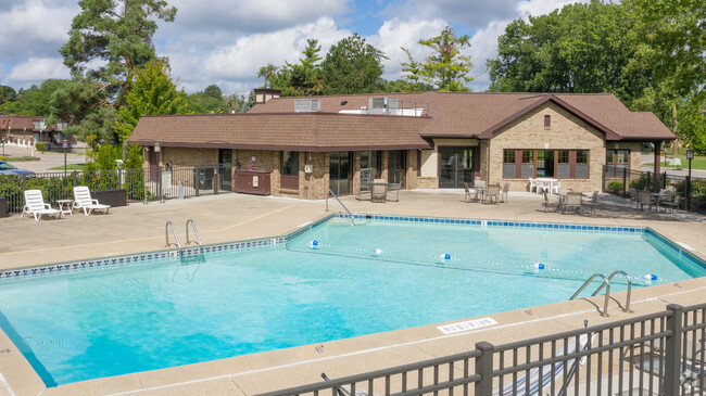 Piscina - Burton Ridge Apartments