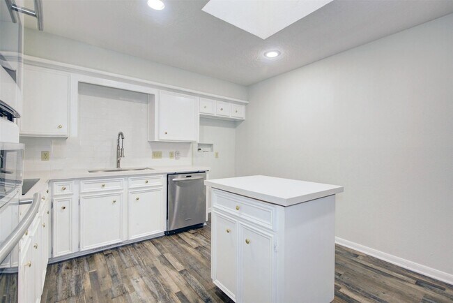 Foto del edificio - 1402 Forest Home Dr