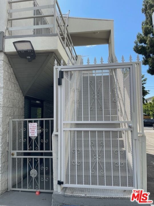 Primary Photo - 1502 N Kenmore Ave