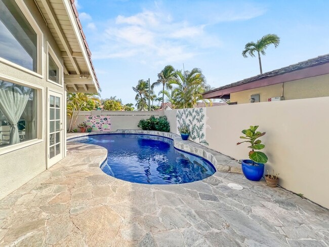 Building Photo - GOLF COURSE VIEWS! 3br/3ba Home with priva...
