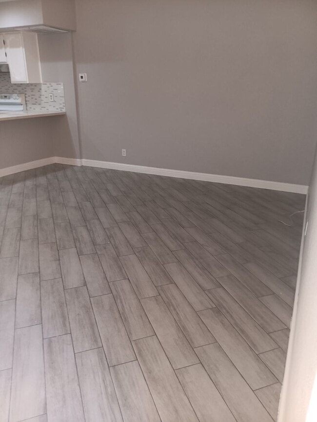 Building Photo - ADORABLE 1 BED/1 BATH/ 1 CAR
