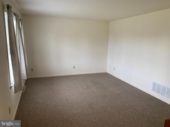 Building Photo - 207 N Linden Ave