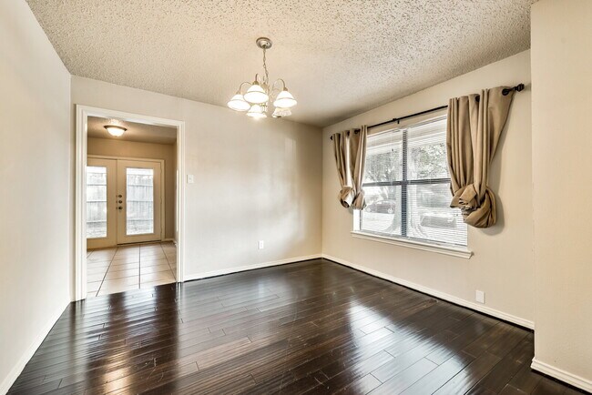 Foto del edificio - $2200 Wylie: Single level house with wood ...