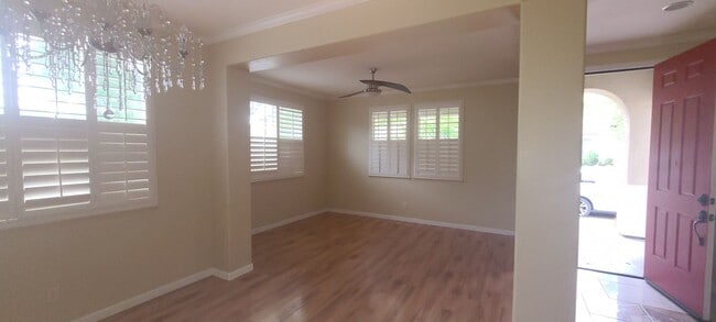 Building Photo - Beautiful 3 Bedroom 2 Bathroom Home in Des...