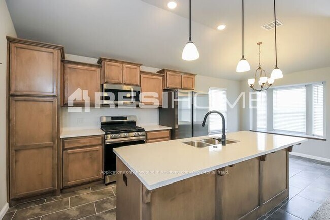 Building Photo - 2204 Norwood Dr