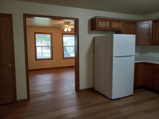 Sala de estar y cocina (parte inferior) - 2423 Parkfield Drive