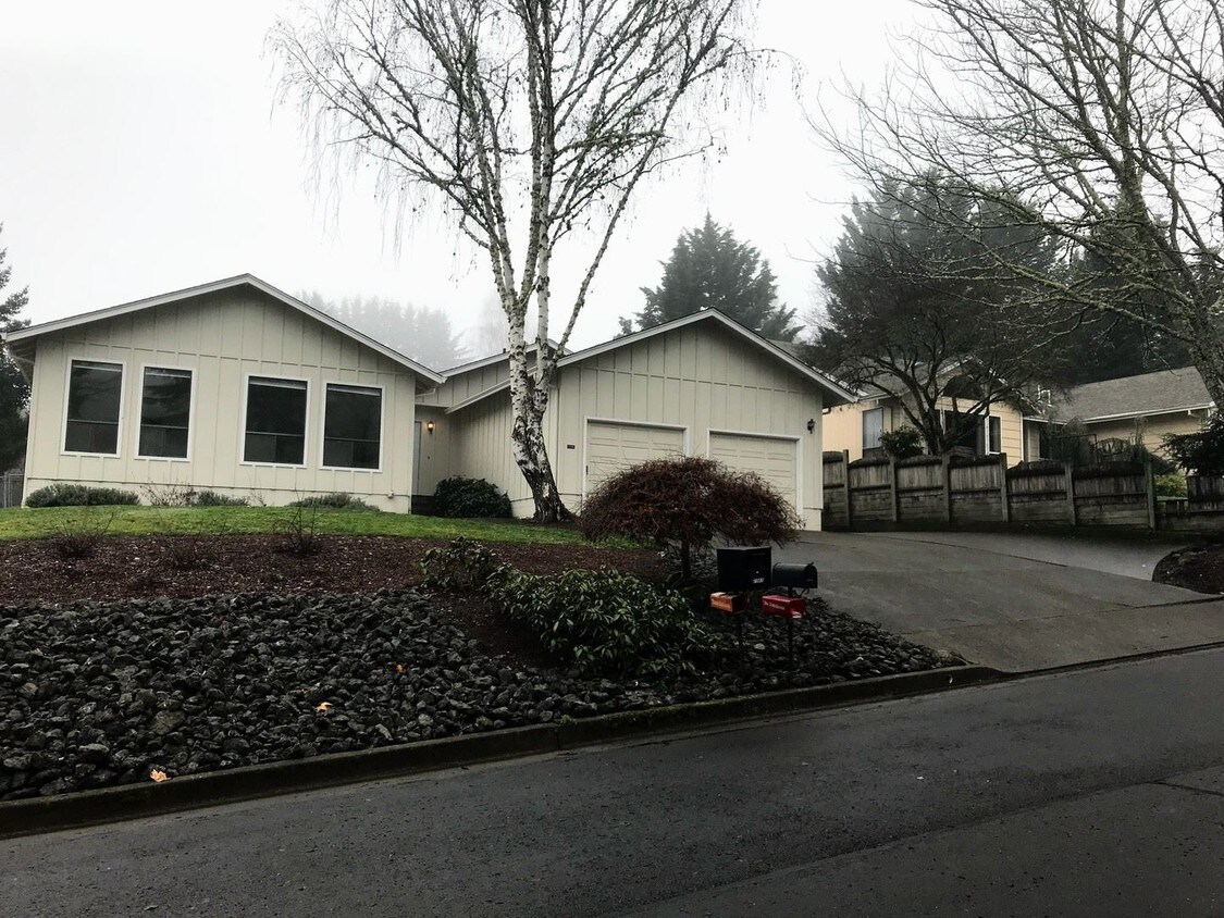 3 br, 2 bath House 2375 NW Esquire Dr House for Rent in Roseburg