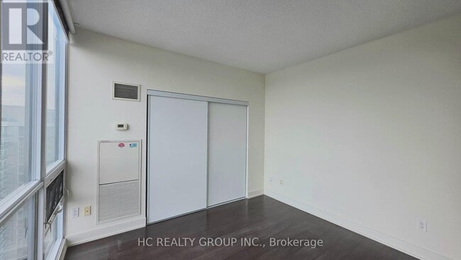 Photo du bâtiment - 23 Sheppard Ave E