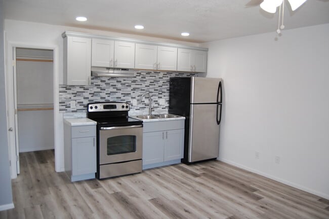 Building Photo - Los Vecinos Apartments