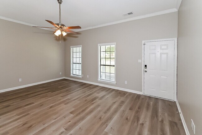 Foto del edificio - 7135 Blue Grass Rd