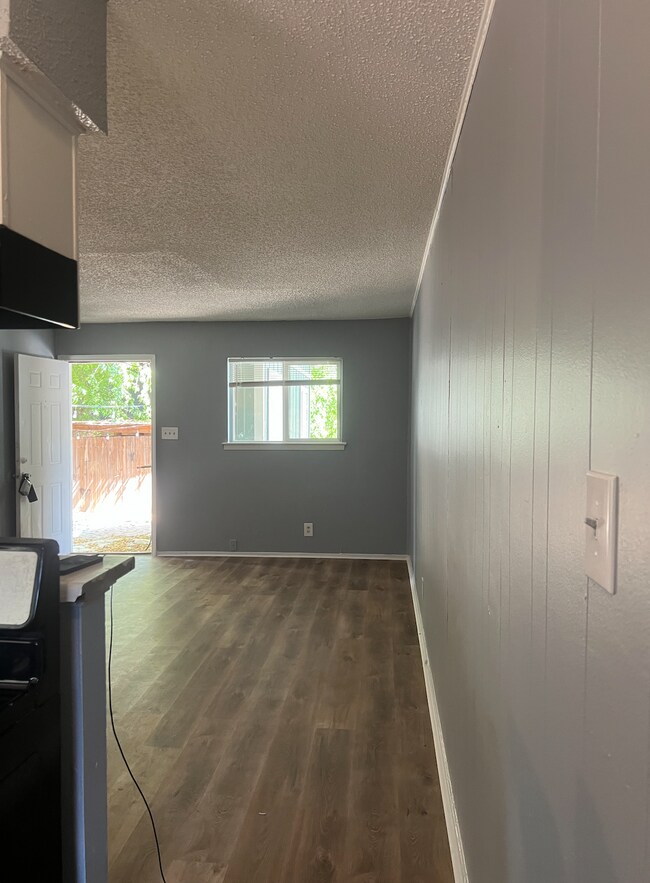 Foto del edificio - 3210 Northeast Dr