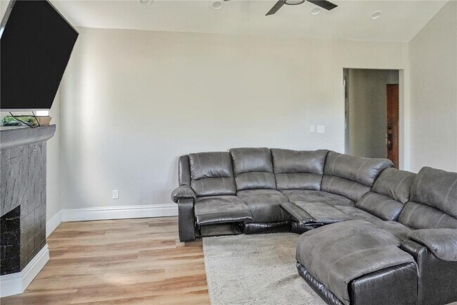 Foto del edificio - 7358 Pershing Ave
