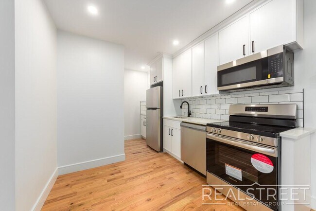 Building Photo - Penthouse 2BR/2BA with Private Roof Deck, ...
