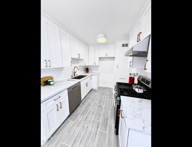 Building Photo - 113 N. Parish Pl