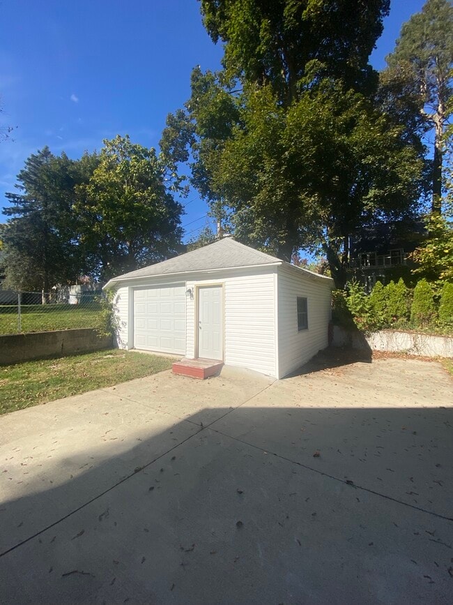 Building Photo - 1109 Perry St