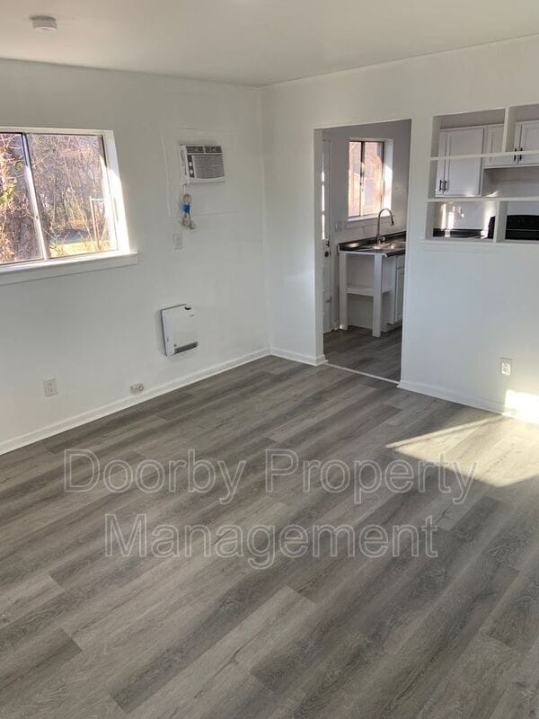 Building Photo - 3313 Delong St