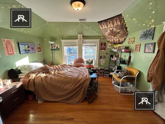 Foto del edificio - 4 bedroom in Newton MA 02467